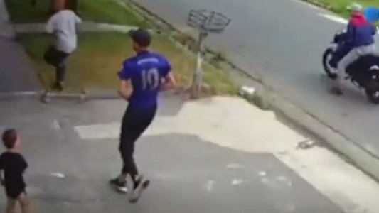 Video: un nene de 2 años, a la deriva cuando motochorros le roban a su mamá