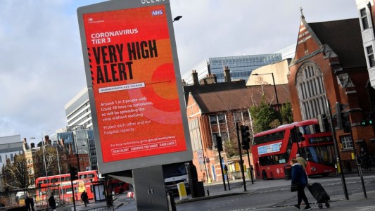 Inglaterra busca camas de hospital y teme un colapso sanitario por el coronavirus