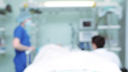 Colombia: Un joven de 16 años infectó a sus abuelos y ahora ellos luchan por su vida en terapia