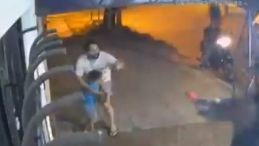 Video: le apuntaron a un nene en medio de un robo en Bernal