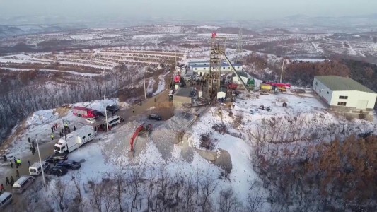 22 hombres están atrapados desde el domingo en una mina de oro en China