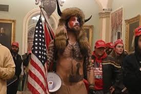 El hombre que irrumpió disfrazado en el Capitolio lleva días sin comer en la cárcel: pide alimentos orgánicos