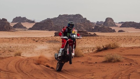 El agentino Kevin Benavides se coloca líder en motos del Dakar y Peterhansel controla en autos