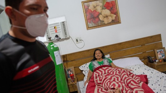 "Tuve miedo de que muriera en mis brazos": médico debe atender a su mamá en la casa por hospitales saturados