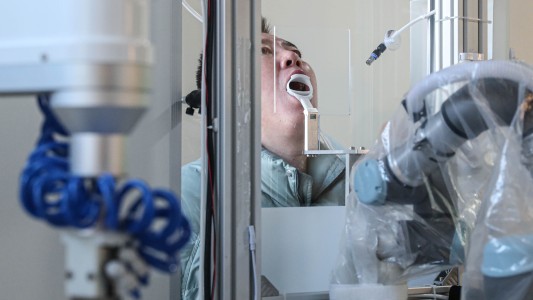 Activaron un robot que hace testeos de coronavirus en China