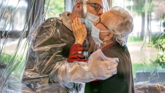 Video: Así es la "sala de abrazos" seguros para ancianos que recorre Italia