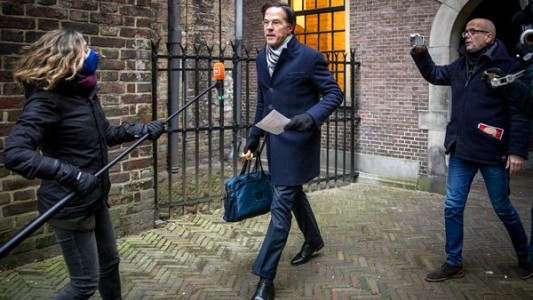 Renuncia el gobierno holandés tras escándalo de irregularidades administrativas