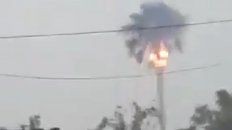 Rosario: Un rayo provocó un incendio en una palmera en plena tormenta