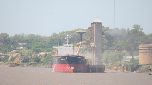 Barco varado interrumpe la navegación del Río Paraná