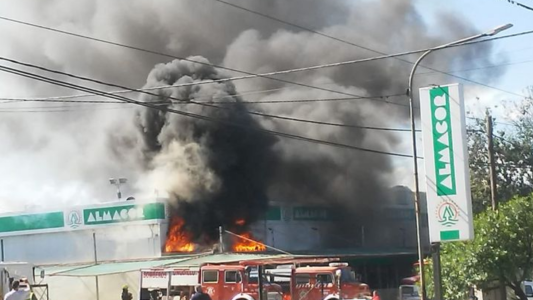 Vídeo: pérdidas totales tras un incendio de un supermercado en Salsipuedes