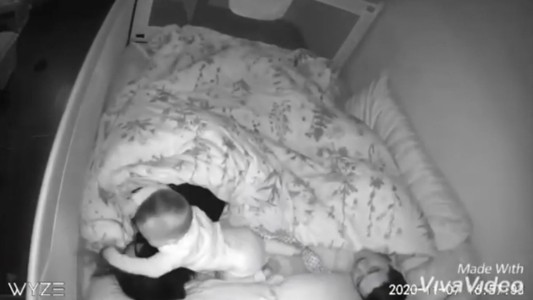 Un bebé duro de dormir en un simpático video viral