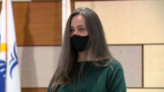 Recompensan a moza "heroína" que salvó con una nota a un nene de sus padres maltratadores