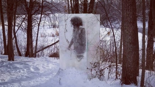 Fotos: misterioso hallazgo de un cavernícola dentro de un bloque de hielo en un parque
