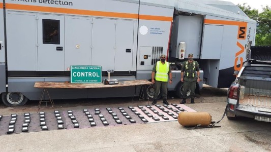 Patrulla "El Naranjo" detuvo a dos hombres y una mujer que viajaban con dos menores y 93 kilos de cocaína