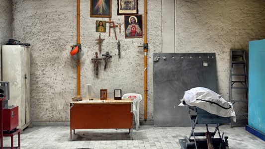 Velaron a un tío y se contagiaron coronavirus: 16 muertos de una misma familia