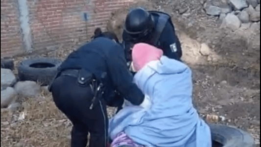 Una mujer abandonó a su madre anciana en un baldío