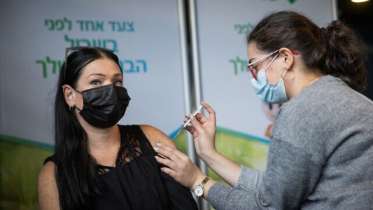 Dudas en Israel sobre efectividad de la vacuna de Pfizer: 12.000 contagios tras recibir la primera dosis