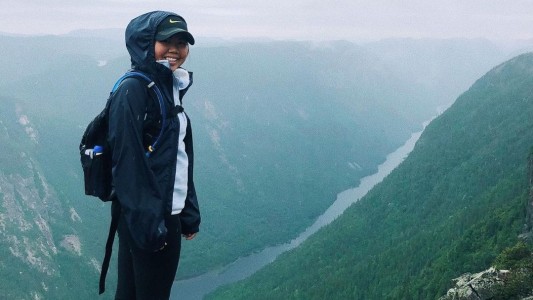 Murió bloguera de viajes al perderse durante la noche en una montaña