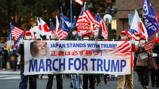 Fanáticos japoneses de Trump se manifestaron en Pekín horas antes de que deje su mando