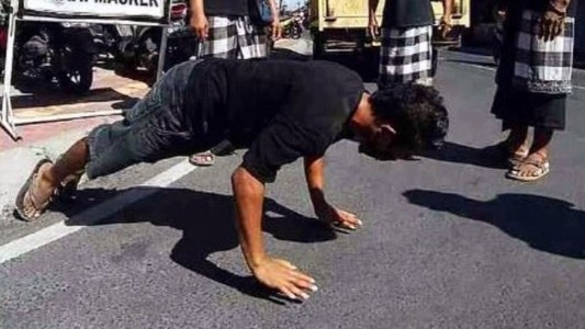 Obligan a hacer flexiones a las personas que no usan barbijo