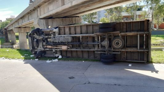 Volcó camión al chocar con el puente ferrioviario