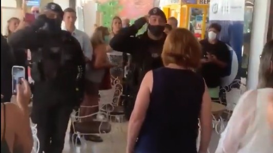 Un grupo de policías saludó con una venia a la exministra Patricia Bullrich