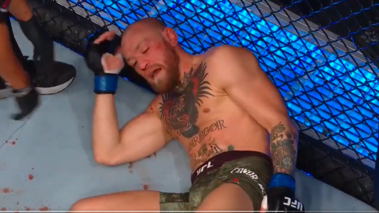 VIDEO: Conor McGregor en la lona, perdió por nocaut ante Dustin Poirier en la UFC