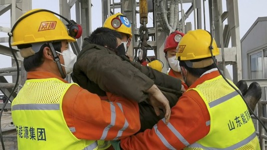 China: rescatan a once trabajadores atrapados desde hace dos semanas en una mina