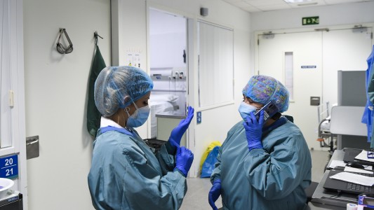 España registra 93.822 nuevos casos desde el viernes, un nuevo récord en un fin de semana