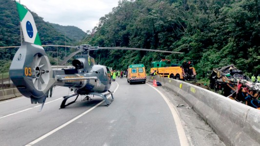 Brasil: 19 personas murieron y 33 resultaron heridas tras el vuelco de un micro