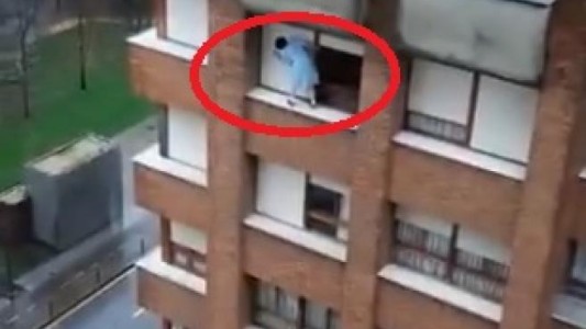 Video impactante: la mujer que se balancea en la cornisa de un séptimo piso para limpiar las ventanas