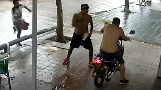 Video: barras de Racing de Córdoba le robaron la moto y le dieron una paliza
