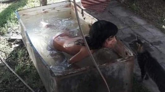 Tiene una extraña enfermedad y usaba una heladera vieja para bañarse: una vecina solidaria le regaló una pileta