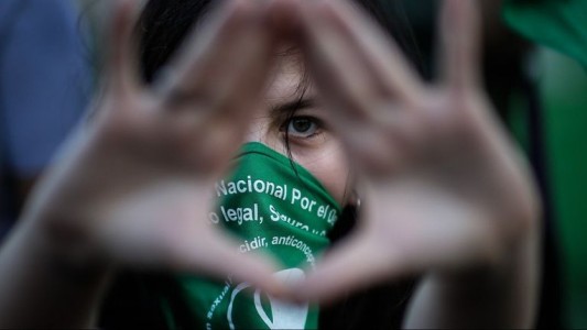 La golpearon e insultaron en un colectivo por tener un barbijo a favor del aborto legal