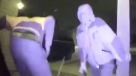 Video: ladrón quiso tirar la puerta a patadas y se pegó un tiro en el pie