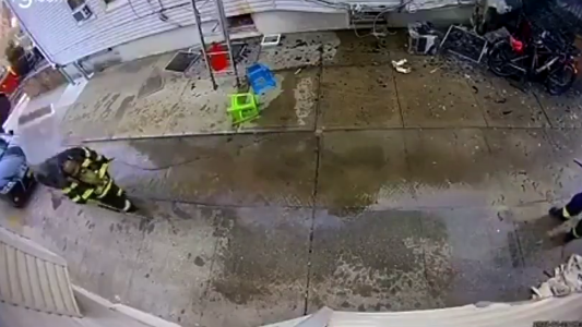 Video: bombero quedó inconsciente tras caerle un aire acondicionado encima