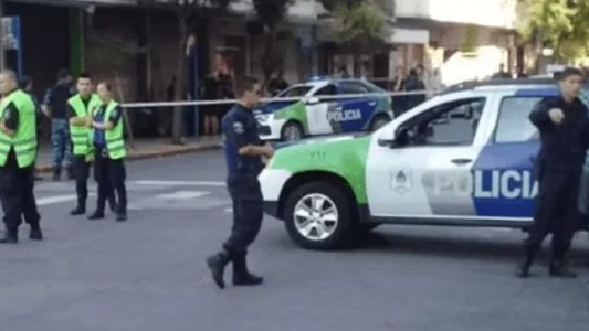 Una policía mató a un adolescente al defender a una víctima que era asaltada