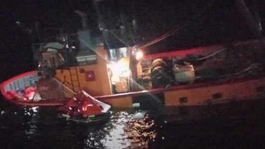 Rescataron a la tripulación de un barco de pescadores que naufragó en San Antonio Este