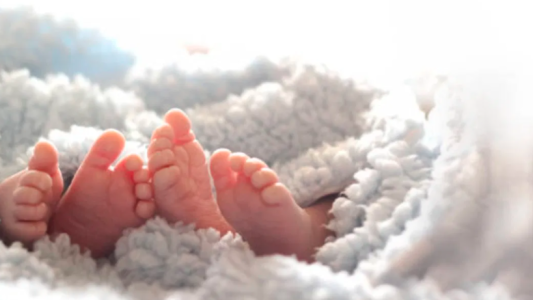 Dudaba de la paternidad de los mellizos de su mujer: los análisis detectaron que solo era padre de uno de los bebés