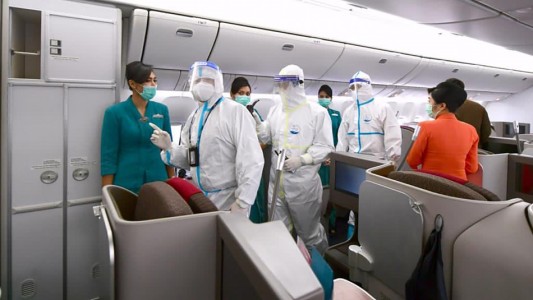 Una mujer ocultó que tenía coronavirus y viajó en avión: ahora irá a la cárcel