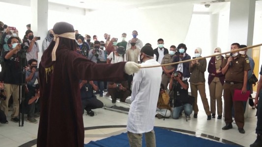 Dos hombres flagelados en público por haber mantenido relaciones homosexuales