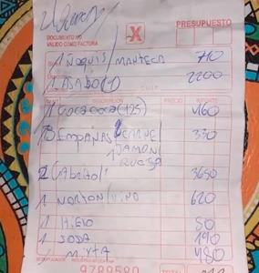 Insólito: fueron a comer y le cobraron hasta el hielo