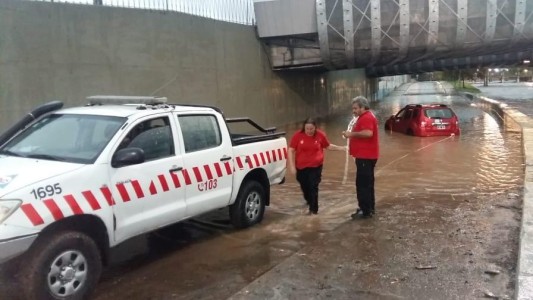Fuerte tormenta en Córdoba: calles anegadas y  la costanera cortada