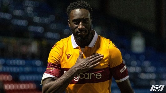 Un futbolista ugandés rompe el récord de Cristiano Ronaldo al saltar 75 centímetros