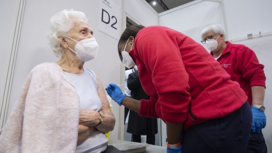 Controversia en Europa por la edad para aplicar las vacunas contra el coronavirus