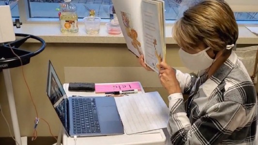 La maestra que sigue dando clases mientras recibe una sesión de quimioterapia