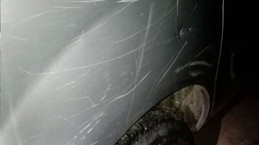 Tiene 28 años y le rayó todo el auto a su papá porque no le quiso dar plata