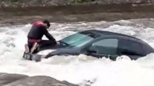 Tres turistas quedaron atrapados en un auto tras la crecida de un río en Córdoba