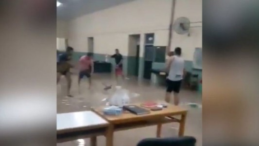 Video: se inundó un centro de aislamiento en Formosa y los pacientes tuvieron que sacar el agua