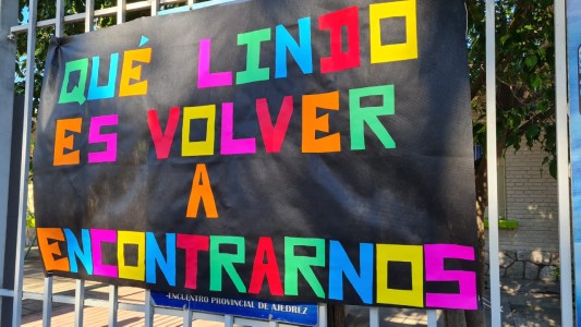 Una directora de primaria se quebró al oír la campana: "tengo una emoción muy grande"